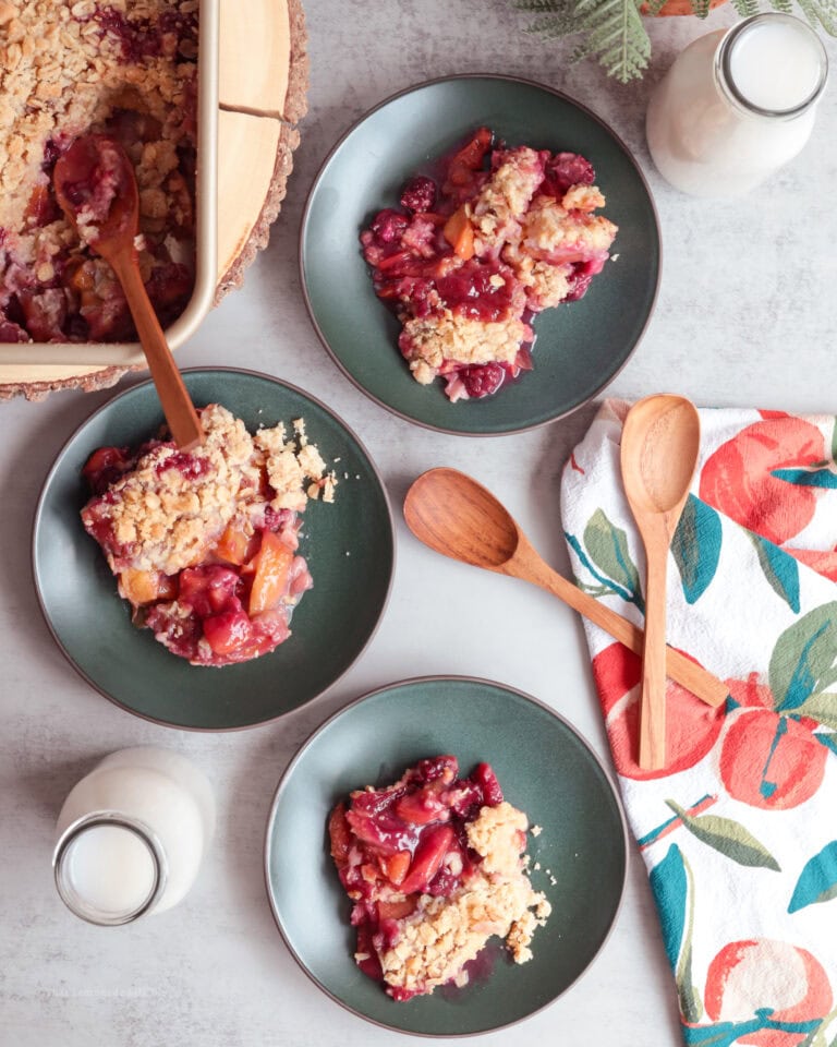 Blackberry peach crisp on small green plates